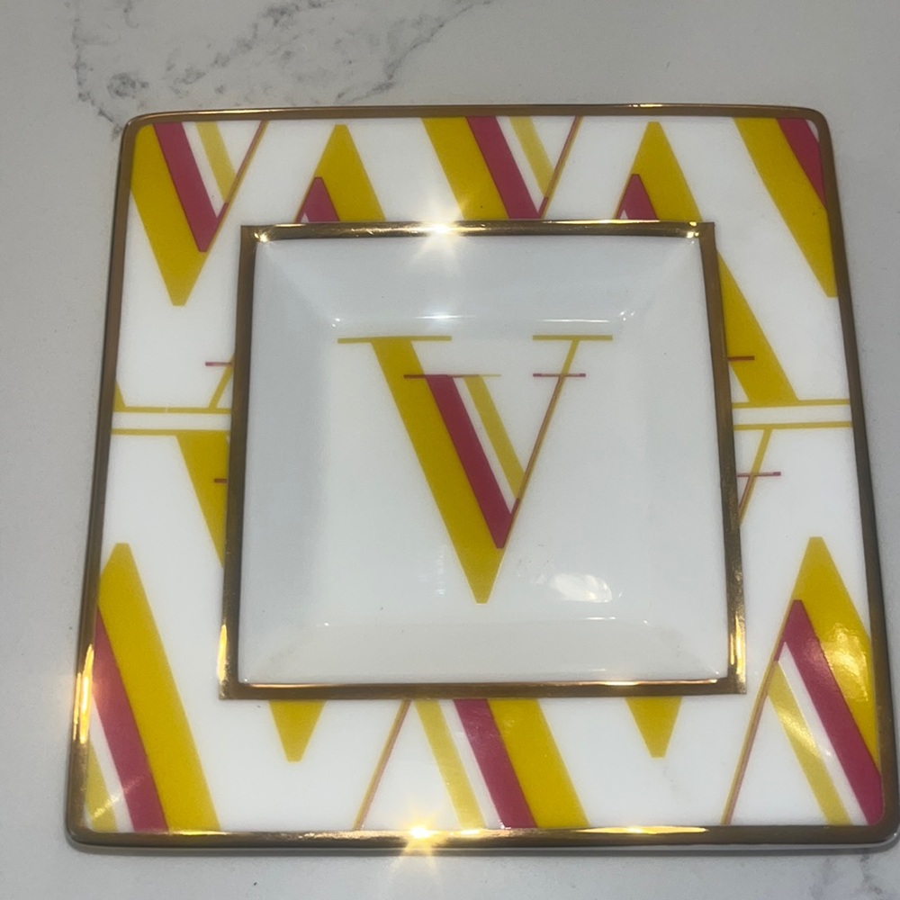 NWT C WONDER DECORATIVE MONOGRAM V PLATE DISH